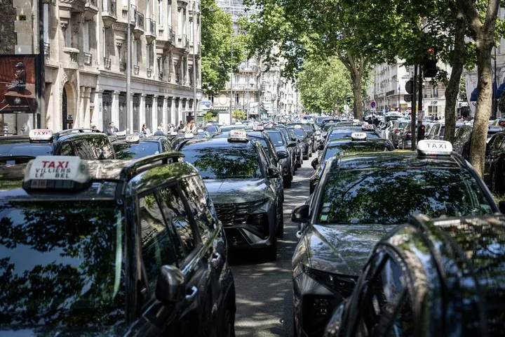 Circulation à Paris : pourquoi un annuaire de taxis et VTC devient indispensable